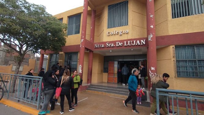 Por la presunta violación de una alumna, continúa la protesta en el Colegio Luján