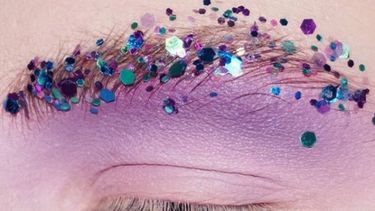 El glitter ahora se lleva en las cejas, mirá
