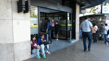 Un poco de movimiento más de lo habitual en los bancos tras el paro