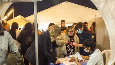 El Ministerio de Salud está vacunando en el predio de la Feria Internacional de Artesanías