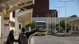 Los choferes de colectivos de San Juan piden a las empresas que se reestablezca el horario normal de los recorridos y se deje de circular con horario de verano, tras el inicio de clases.