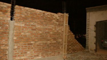 Los sanjuaninos, a favor de la pared que separa un barrio de una villa