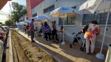 Reposeras con sombrillas y expectativa en la vacunación a sanjuaninos mayores de 80