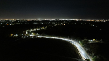 Autoridades de Chimbas inauguraron 4 kilómetros de iluminación led en una calle de El Mogote.