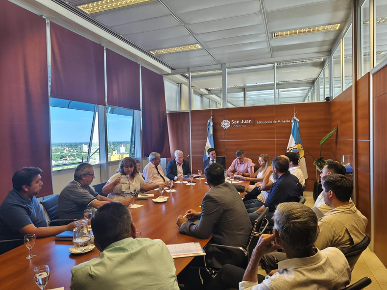 Reunión en el ministerio de Mineria de San Juan.