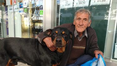La historia del hombre que emocionó con su foto al país: fue jugador de fútbol y trabajó en River