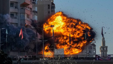 Israel ataca suburbios de Beirut buscando a un alto comandante de Hezbolá
