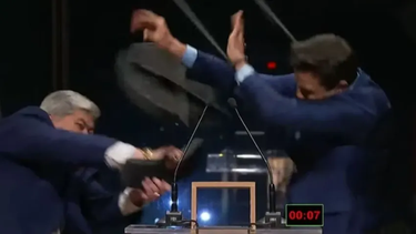 San Pablo: un candidato le pegó un sillazo a otro en pleno debate