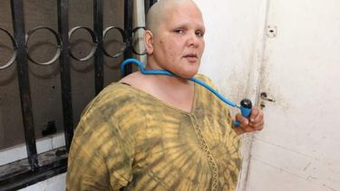 Tras encadenarse en Capital, frenaron el desalojo a la mujer con cáncer