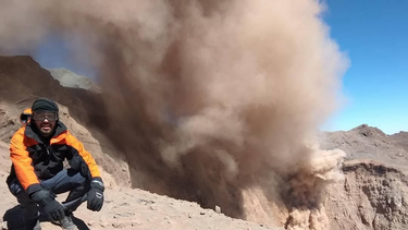 El geólogo Fabricio Carbajal, en 2019, en la última erupción del volcán Planchón Peteroa&nbsp;