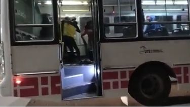 La pelea de los jóvenes arriba del colectivo de la Red Tulum (captura de video).