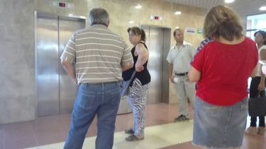 Susto en el Centro Cívico: 3 personas quedaron atrapadas en un ascensor