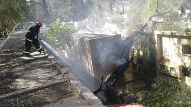 Bomberos tuvieron que apagar un incendio en el Cementerio de Caucete