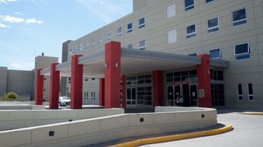 Dos jóvenes sufrieron importantes heridas al caer en su moto en la Avenida de Circunvalación.