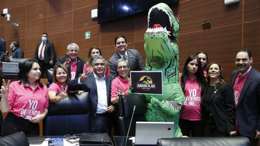 Se puso raro el Congreso: una legisladora mexicana se disfrazó de dinosaurio