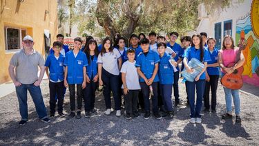 El artista de Trash Art Juan Manuel Cáceres (izda), junto a la profe Silvina Carrizo y sus alumnos de 1° Año de la Escuela Ciudad del Sol.