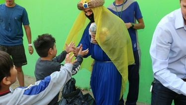 A puro baile y alegría, chicos y abuelos recibieron a los Reyes