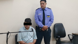El hombre denunciado durante la audiencia de este viernes. El hombre denunciado durante la audiencia de este viernes.