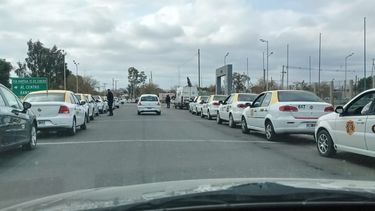 Productores, taxistas y remiseros protestaron: pidieron la autorización para trabajar