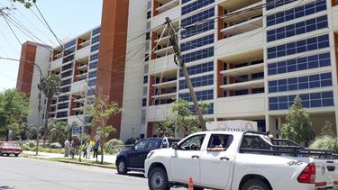 La caída de un poste pudo provocar un desastre en el Centro Cívico