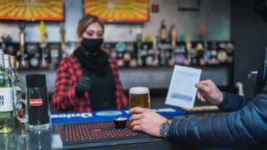 ¿Vos qué esperás?: Rivadavia ya regaló casi 270 litros de cerveza a vacunados contra el COVID 19