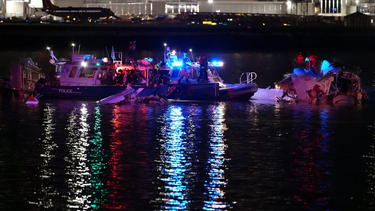 Equipos de rescate trabajan por estas horas en el río en la búsqueda de los pasajeros desaparecidos tras la tragedia aérea en Estados Unidos.