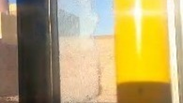 El vidrio roto de la puerta de un colectivo de la Red Tulum, se fue desgranando durante el viaje.