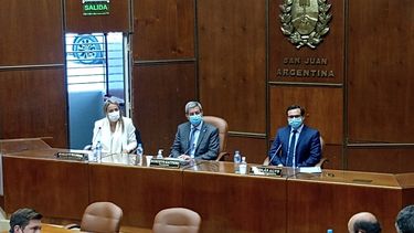 Repudio institucional de los tres poderes del Estado a las pintadas nazis en Tiempo