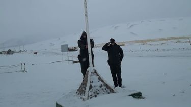 El emocionante homenaje de dos gendarmes en tierras sanjuaninas y en plena nevada El emocionante homenaje de dos gendarmes en tierras sanjuaninas y en plena nevada