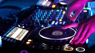 DJ Alfredo, el sanjuanino que le puso música a la noche del sábado desde su casa, en plena cuarentena obligatoria