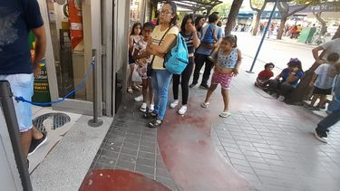 Librerías sanjuaninas colocan vallas por el aluvión de compras escolares de último momento