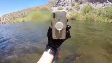 Encuentra un iPhone X que sobrevivió bajo el agua más de 2 semanas