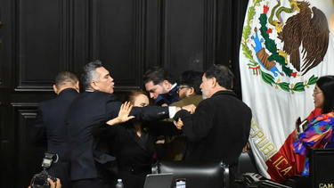 Senadores mexicanos a las trompadas, en medio del debate sobre la injerencia de EEUU contra el narcotráfico