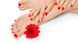 Cómo combinar el color de las uñas en manos y pies para este verano
