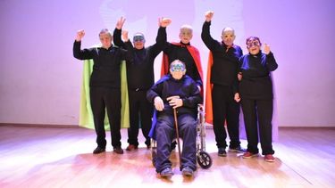 Vestidos de superhéroes, los abuelos luchan contra el maltrato