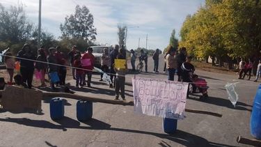 Vecinos de Las Lagunas cortaron la calle principal por falta de agua potable