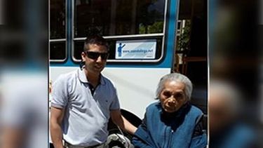 El colectivero que se llevó todos los aplausos: se bajó para ayudar a una abuela perdida