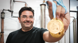 Carlos Meyer muestra las medallas cosechadas en el certamen Argetina Spirits Awards, entre ellas la conquistada por el vodka.