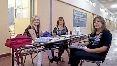 Conocé la historia de las maestras que salen a buscar adultos para que terminen la primaria