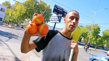 Entre pelotitas y chelos: callejeros por derecho propio