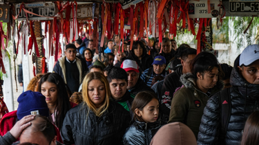 Entre promesas y pedidos, miles de fieles llegaron al paraje de la Difunta Correa este Viernes Santo.