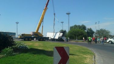 Luego de que volcara un camión, Vialidad Nacional sale a reponer barandas