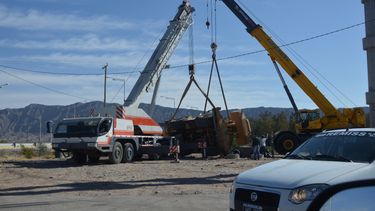 Después de cuatro días, lograron levantar la grúa que volcó en Ullum