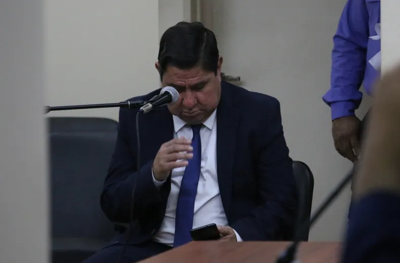 Tiempo de San Juan captó el momento que Montilla utilizó su celular en medio de la audiencia, precisamente fue entre las 10:56 y 10:58 de ese 14 de abril de 2025.