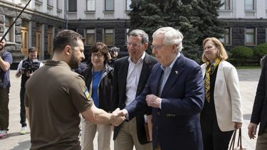 McConnell y una delegación republicana visitaron Kiev, y se reunieron con Volodymyr Zelensky, el presidente de Ucrania