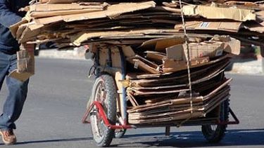Sanjuanina es portera escolar y cartonea para ayudar a su nieto con parálisis cerebral