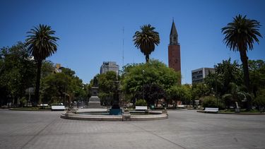 El centro sanjuanino desierto y los cafés transmitieron la asunción de Milei