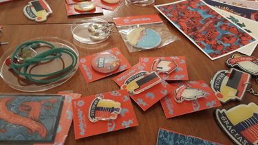 El increíble merchandising de la Fiesta del Sol se seguirá vendiendo hasta on-line