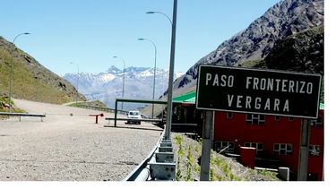 El paso Planchón-Vergara, en el sur de Mendoza, atraviesa un corredor andino dominado por volcanes y lagunas de altura. Por allí se proyecta el tren de cargas que las provincias cuyanas impulsan para conectar con Chile. El paso Planchón-Vergara, en el sur de Mendoza, atraviesa un corredor andino dominado por volcanes y lagunas de altura. Por allí se proyecta el tren de cargas que las provincias cuyanas impulsan para conectar con Chile.