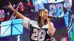 Una sanjuanina cantó en plena calle Corrientes y fue sensación Una sanjuanina cantó en plena calle Corrientes y fue sensación